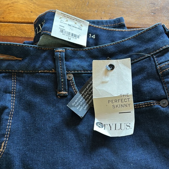 New with tags! Stylus skinny jeans - Picture 3 of 3